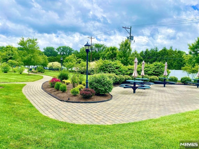 view of home's community featuring a yard