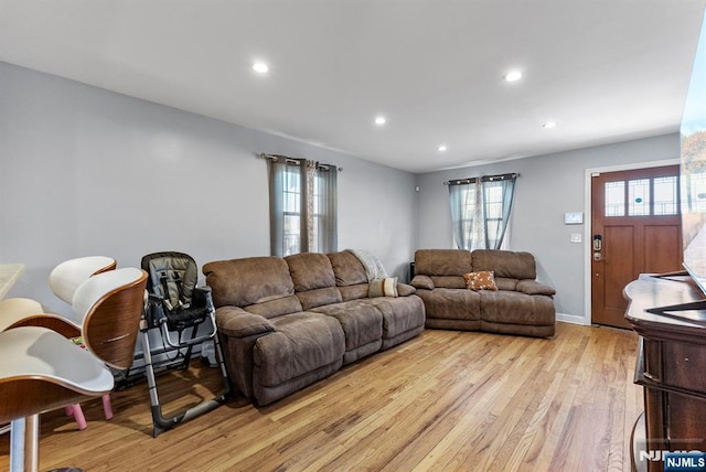 living room featuring light wood-style floors, recessed lighting, and baseboards