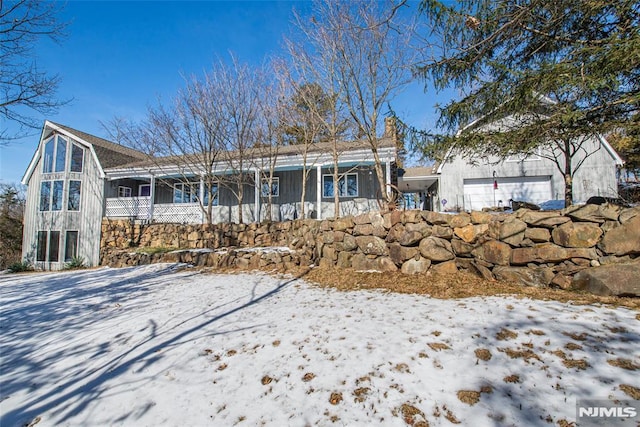 view of front of property with a gambrel roof