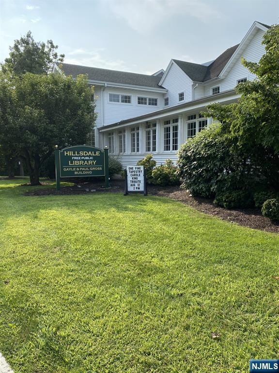 view of front of house featuring a front yard