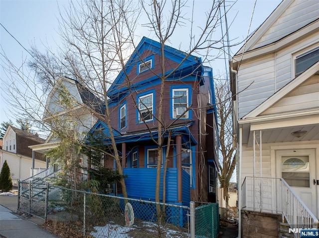 view of front of home with a fenced front yard