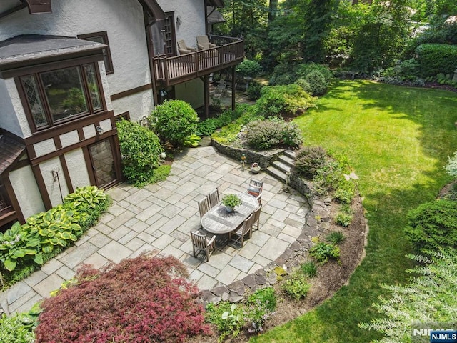 view of yard featuring a patio area