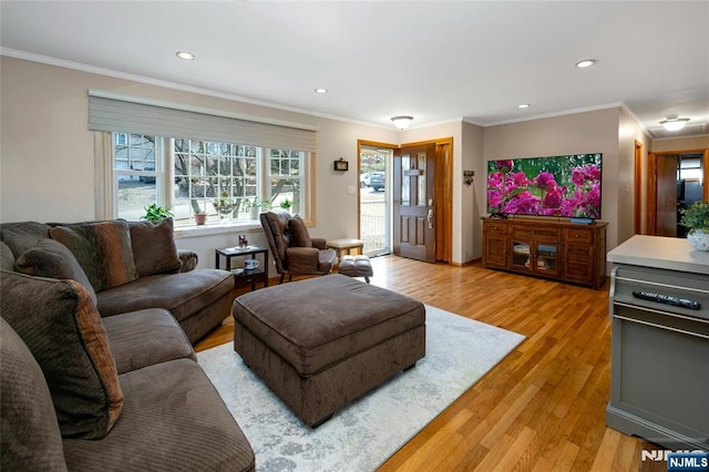 living area with light wood-type flooring, crown molding, and recessed lighting