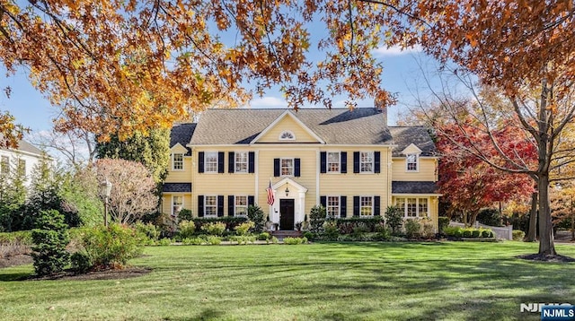 view of front of house featuring a front lawn