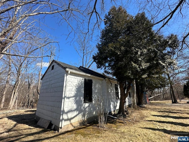 view of side of property featuring an outdoor structure