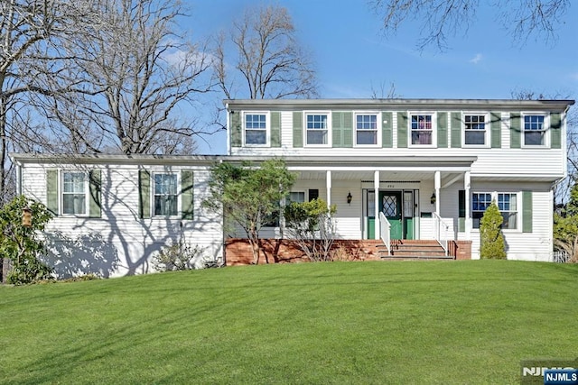 view of front of house with covered porch and a front lawn