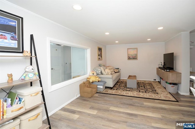 living area featuring recessed lighting, crown molding, and wood finished floors