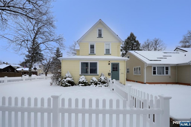 view of front of home featuring a fenced front yard