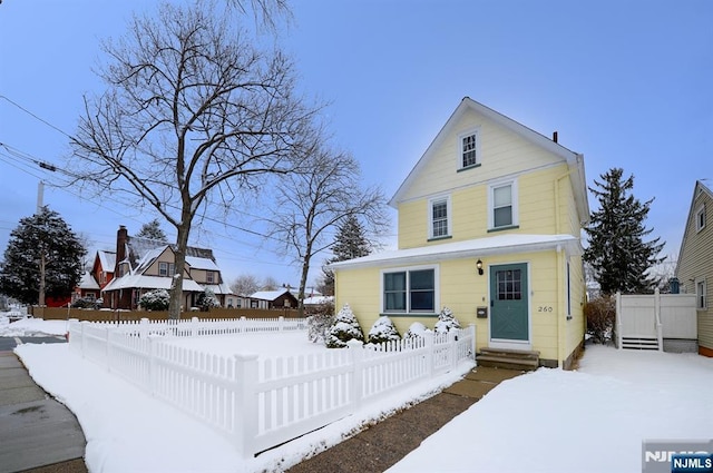 view of front facade with a fenced front yard