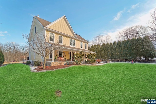 view of front facade featuring covered porch and a front lawn