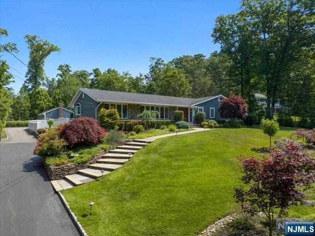 view of front of property featuring a front yard