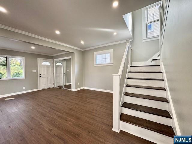 foyer entrance featuring crown molding, recessed lighting, wood finished floors, and baseboards