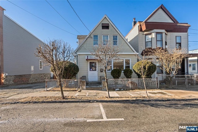 view of front of home with a fenced front yard