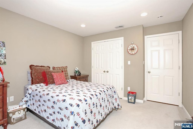 carpeted bedroom featuring baseboards, visible vents, a closet, and recessed lighting