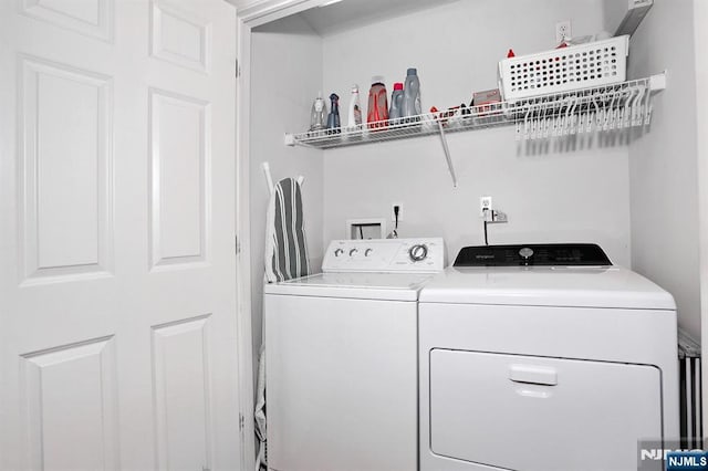 washroom with laundry area and independent washer and dryer