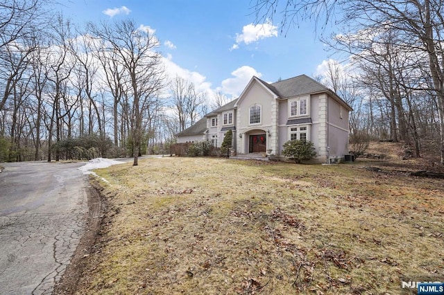 view of front of house with a front lawn