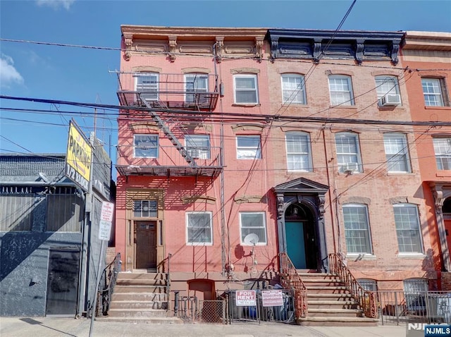 5 Elm St, Newark, NJ 07102 - multi unit property featuring a fenced front yard and brick siding