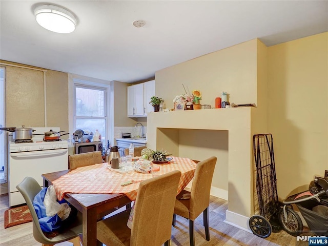 5 Elm St, Newark, NJ 07102 - dining space featuring light wood-style floors and baseboards