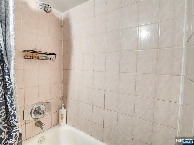 5 Elm St, Newark, NJ 07102 - bathroom featuring shower / tub combo with curtain