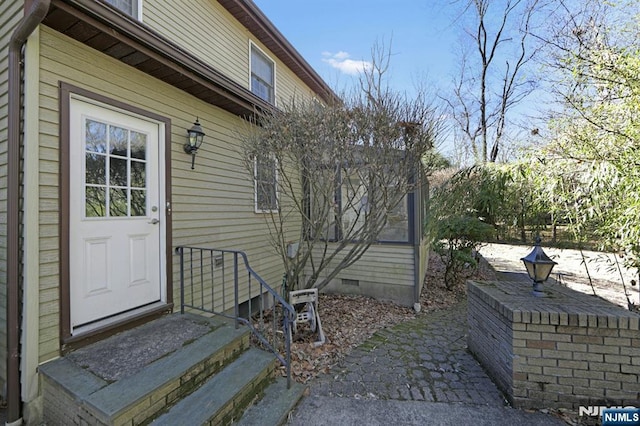 property entrance featuring crawl space