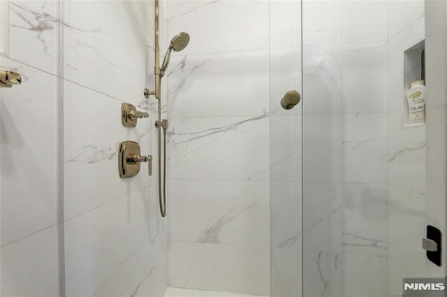 full bathroom featuring tiled shower