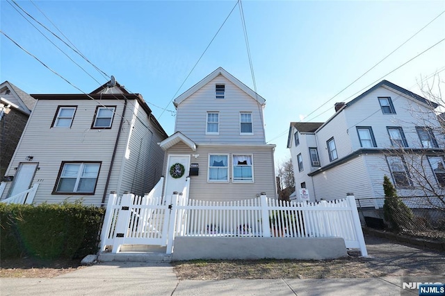 view of front of house with a fenced front yard