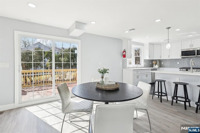 dining room featuring recessed lighting, visible vents, baseboards, and light wood-style floors