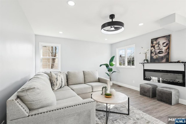 living area with recessed lighting, baseboards, wood finished floors, and a ceiling fan