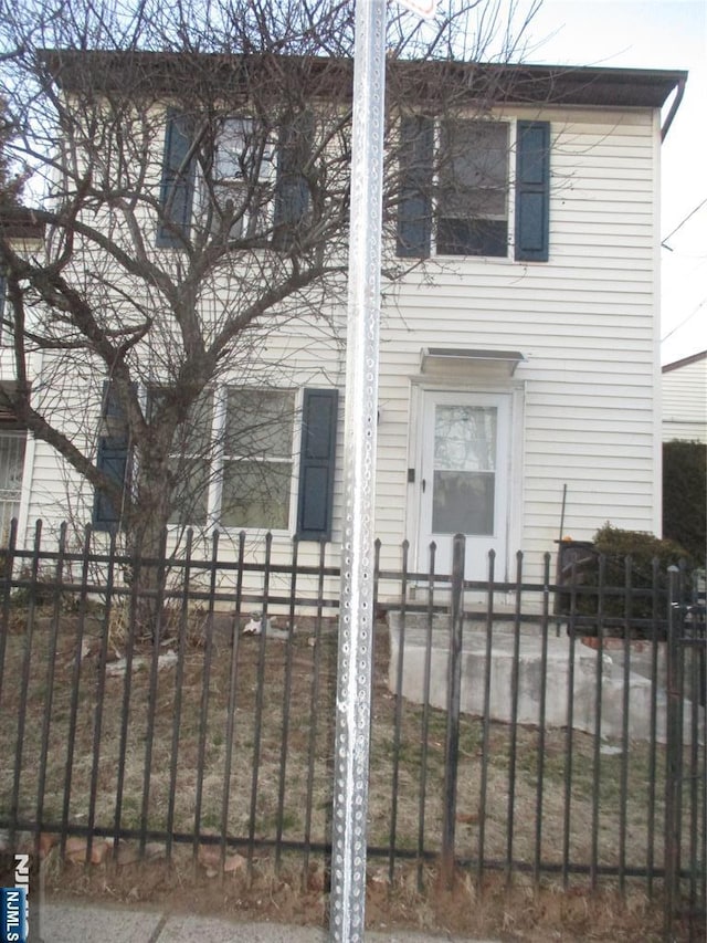 view of front facade featuring a fenced front yard