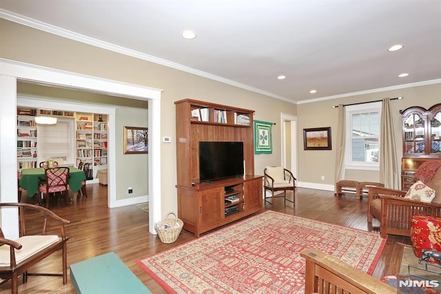 living room featuring baseboards, recessed lighting, wood finished floors, and crown molding