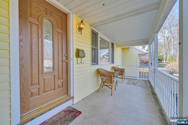 entrance to property featuring covered porch