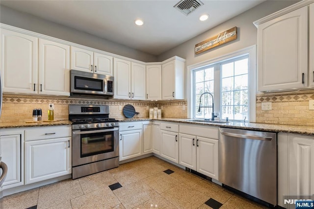 kitchen featuring tasteful backsplash, visible vents, appliances with stainless steel finishes, a sink, and recessed lighting