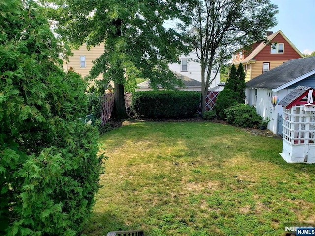 view of yard featuring fence