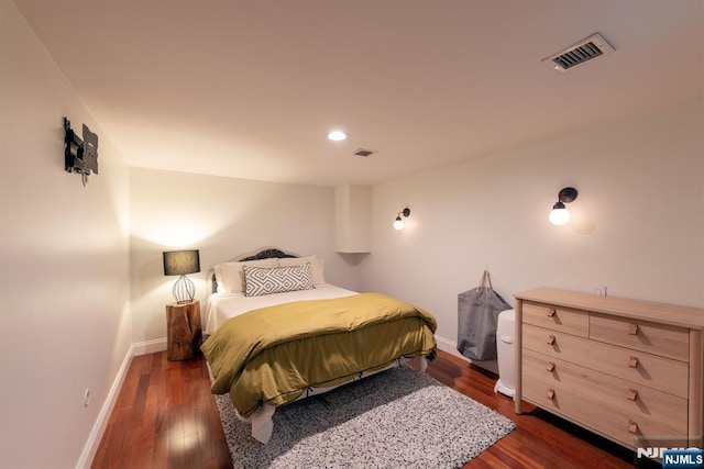 bedroom featuring dark wood-style floors, recessed lighting, visible vents, and baseboards