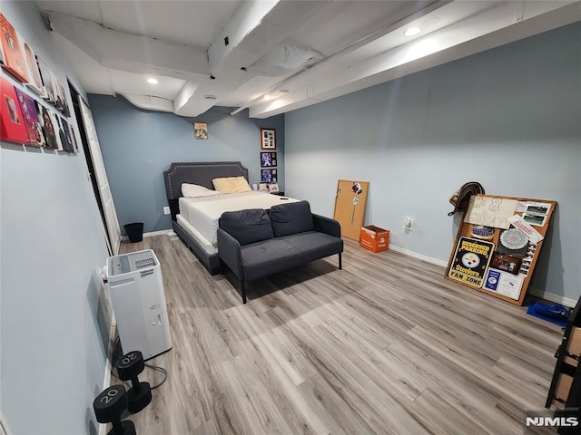 bedroom featuring light wood-style floors, baseboards, and recessed lighting