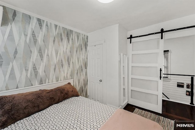 bedroom featuring a barn door