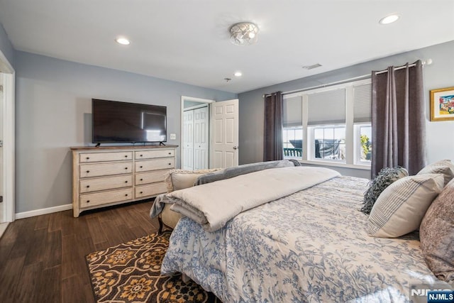 bedroom featuring dark wood finished floors, recessed lighting, baseboards, and visible vents