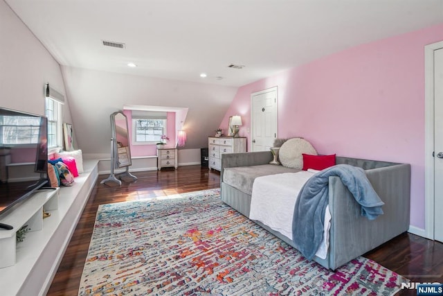 living room featuring visible vents, recessed lighting, baseboards, and wood finished floors