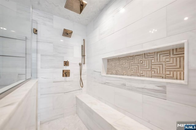 full bathroom featuring a tile shower