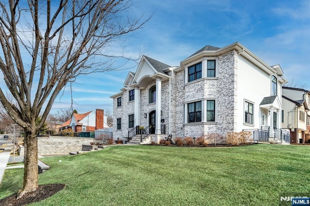 view of front of house featuring a front lawn