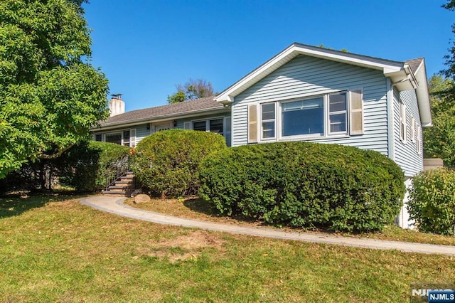 view of front of house featuring a front lawn