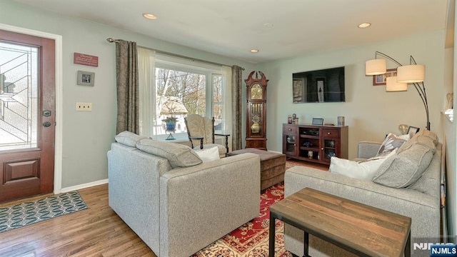 living area featuring recessed lighting, wood finished floors, and baseboards