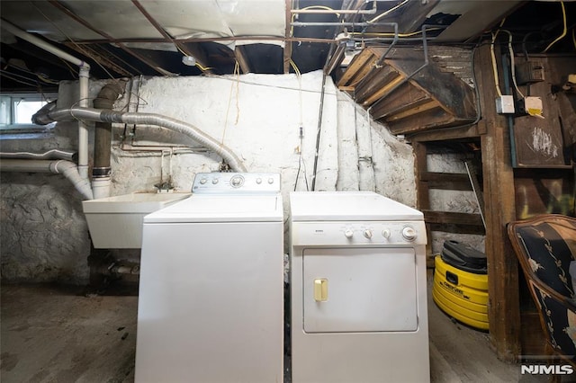 laundry room with laundry area, a sink, and independent washer and dryer