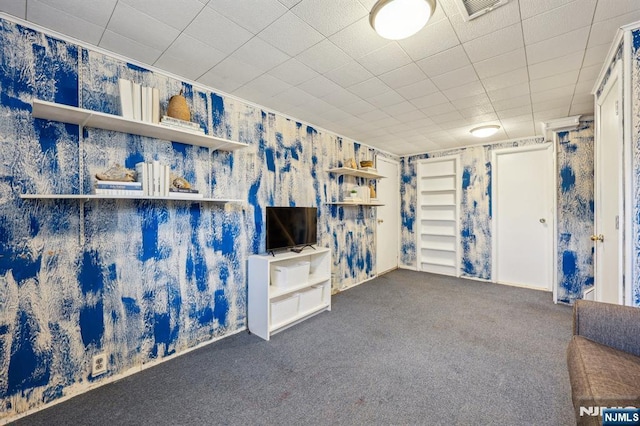 carpeted living room featuring visible vents and wallpapered walls