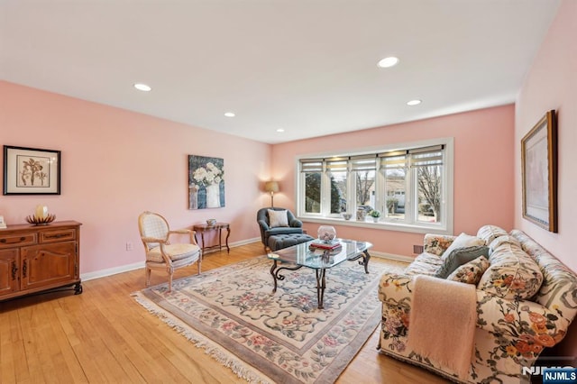 living area featuring light wood-style floors, baseboards, and recessed lighting