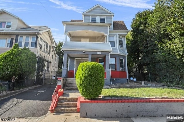 view of front of property featuring a balcony