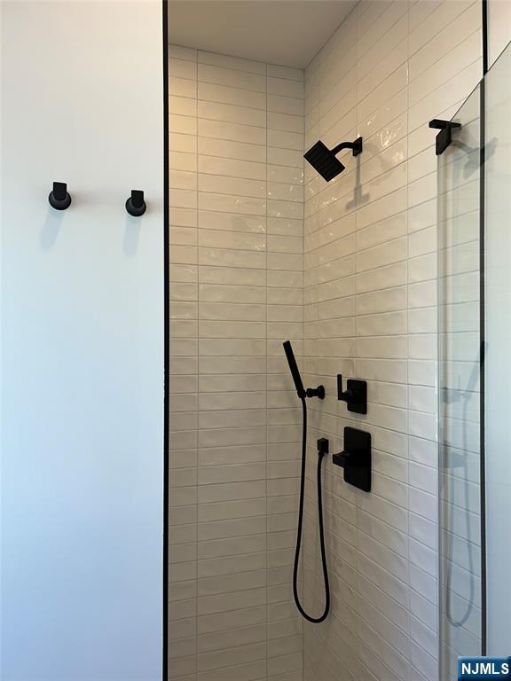 room details featuring tiled shower