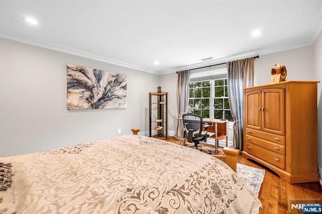 bedroom with light wood-style flooring, visible vents, ornamental molding, and recessed lighting