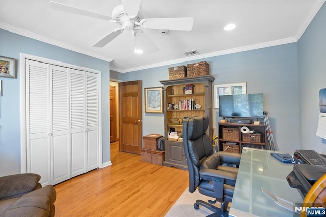 home office featuring light wood-type flooring, visible vents, a ceiling fan, recessed lighting, and crown molding