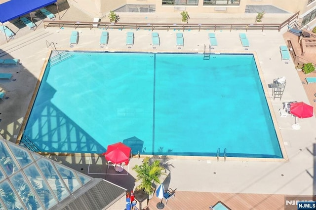 view of swimming pool